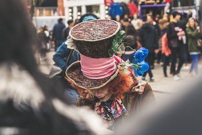 Quelle est la différence entre un modiste et un chapelier ?
