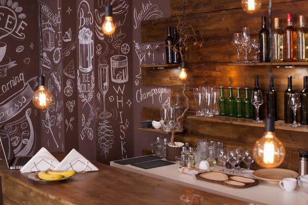 Créez votre bar à domicile : Guide de la planification à la décoration