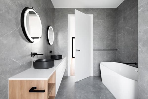 Une paroi de douche adaptée à votre salle de bain : le guide de choix ultime