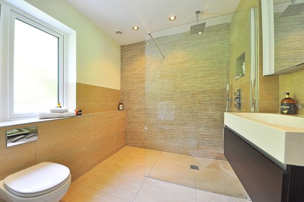 Optimisez l'espace de votre salle de bain avec des astuces de rangement innovantes